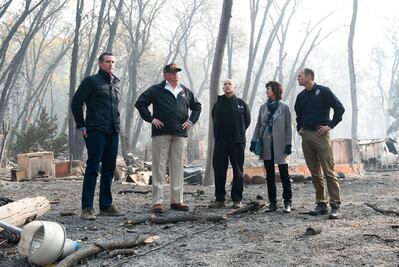 Trump y gobernador de California recorren zona arrasada por "Camp Fire"