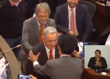 Senadores mecen a ex presidente colombiano como acto de reconciliación