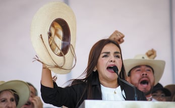Con sombrero en mano, Grecia Quiroz habló ante la población por vez primera ya como alcaldesa en un mitin tras la caravana. Foto: Luis Camacho / EL UNIVERSAL