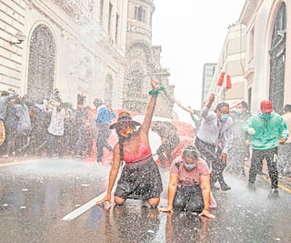 Entre protestas, Merino asume presidencia de Perú