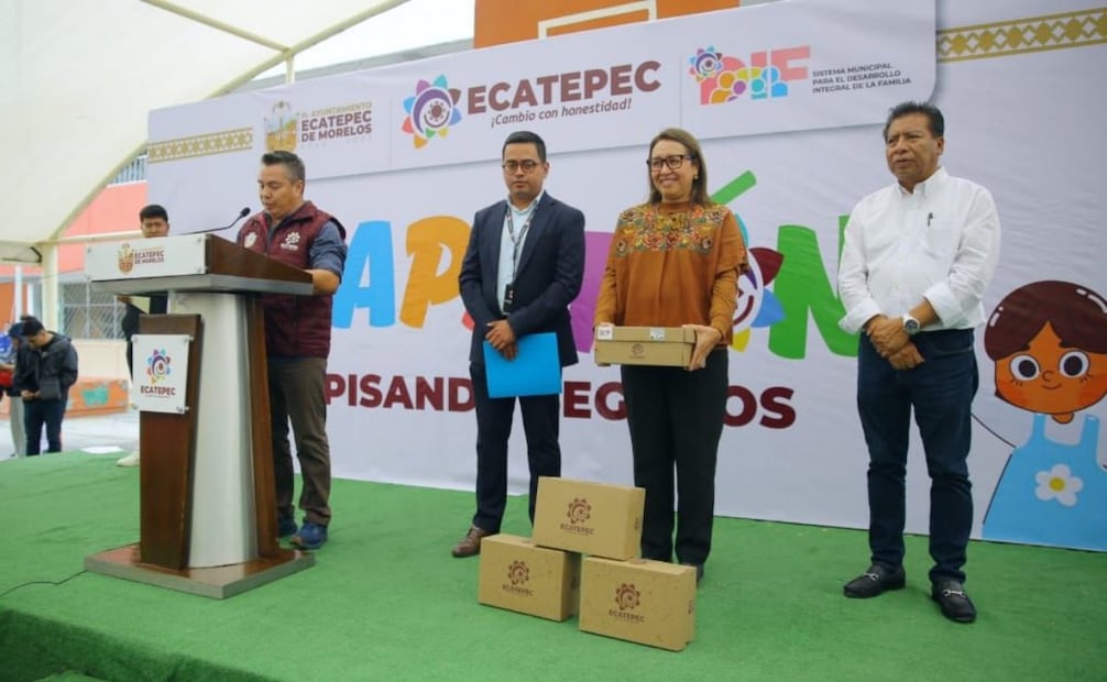 En dos planteles educativos la alcaldesa de Ecatepec, Azucena Cisneros Coss, entregó de manera gratuita zapatos a 800 estudiantes de nivel básico
Foto: Especial