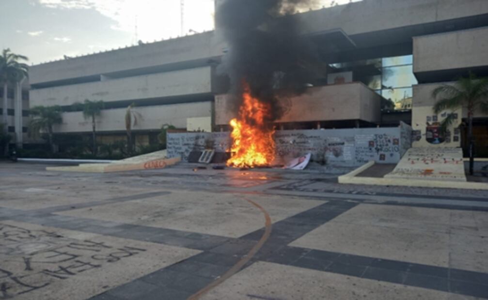 Normalistas de Mactumactzá vandalizan Palacio de Gobierno en Tuxtla Gutiérrez; retienen pipa de Pemex