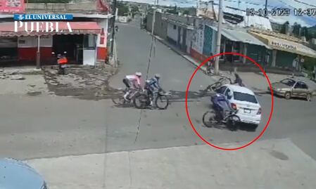 VIDEO: Conductor de auto no respeta señalamientos y provoca carambola de ciclistas en Puebla