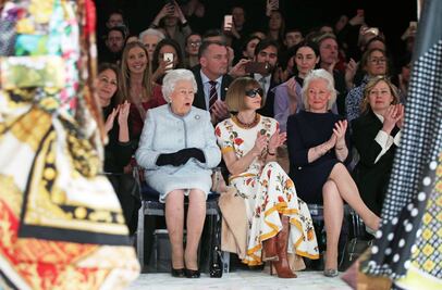 Reina Isabel hace aparición sorpresa en la Semana de la Moda de Londres