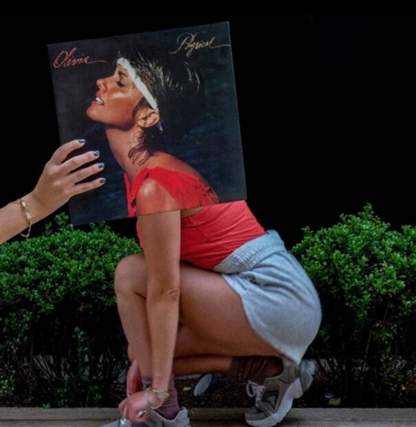 Una foto junto a su esposo y reviviendo uno de sus mayores éxitos, las últimas publicaciones de Olivia Newton-John