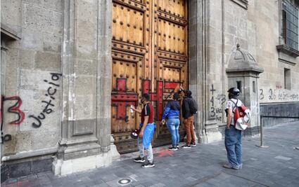 Hacen pintas en Palacio Nacional al concluir marcha por Ayotzinapa
