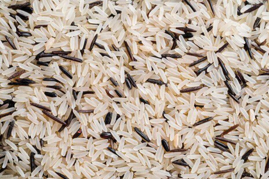 La próxima vez que cocines arroz no olvides enjuagarlo. Fuente: Freepik.