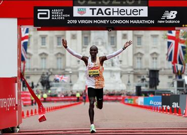 Kipchoge alimenta su leyenda; gana el Maratón de Londres