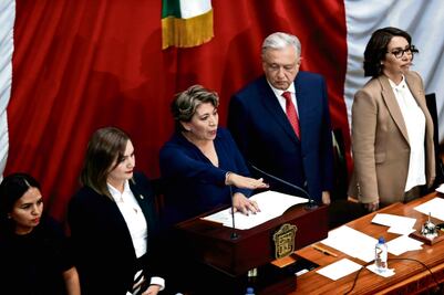 Arropada por AMLO, Delfina asume el poder del Edomex