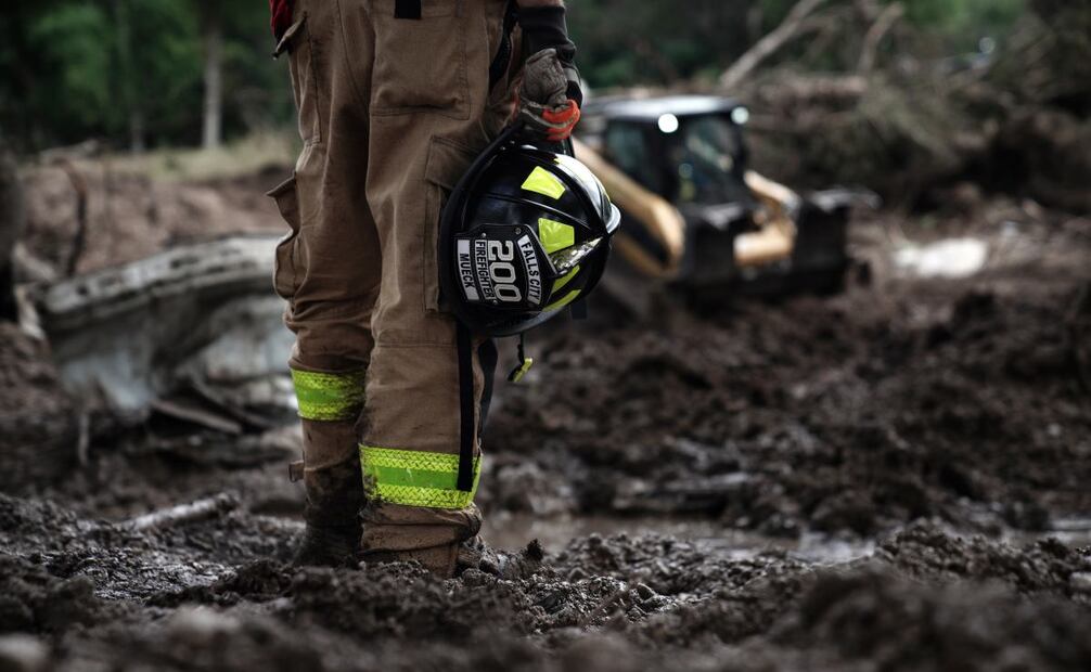 Un socorrista descansa cerca de un área de búsqueda a orillas del río Guadalupe, cerca del parque de casas rodantes Blue Oak en Ingram, Texas, EE. UU., el 7 de julio de 2025. Al menos 91 personas han muerto en las inundaciones en el centro de Texas, según informó el secretario de prensa de la Casa Blanca el 7 de julio. Al menos 27 de ellas fallecieron cuando las aguas arrasaron un campamento de verano y viviendas cercanas la madrugada del 4 de julio. Foto: EFE