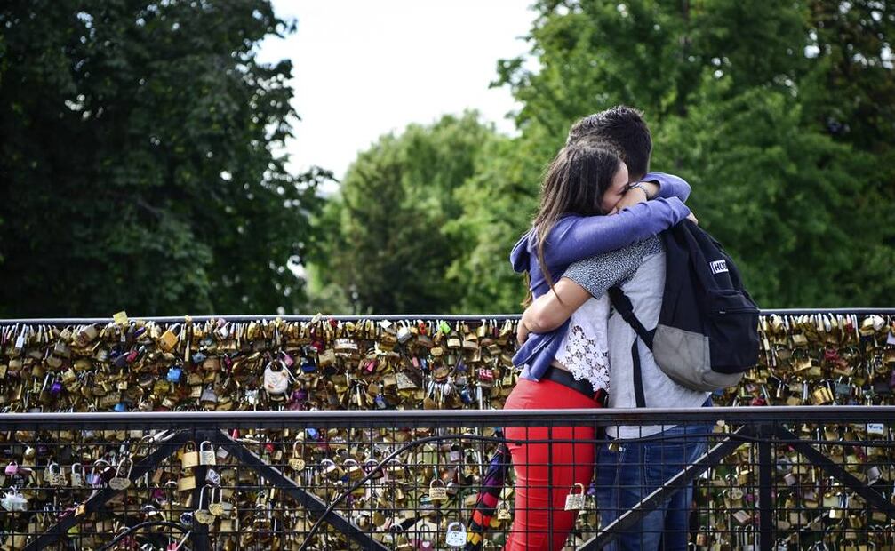 El enamoramiento lleva a centrarse en la pareja, enfatizando detalles triviales. Se ha relacionado con mayores niveles de dopamina y norepinefrina, que promueven una mejor memoria emocional. 

Foto: Producción El Universal 
