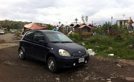 Entierran a sus muertos en la calle por falta de espacio