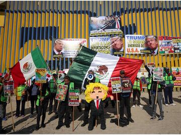 “Baby Trump, te comportas como niño”; migrantes y deportados castigan piñata de Donald Trump frente al muro fronterizo