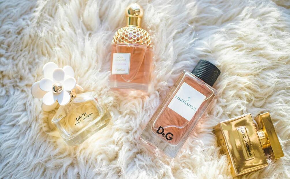 Aunque un perfume o cosmético puede ser un regalo elegante, si no conoces bien las preferencias de la persona, puede ser una mala idea para dar en esta Navidad. Foto: Pexels