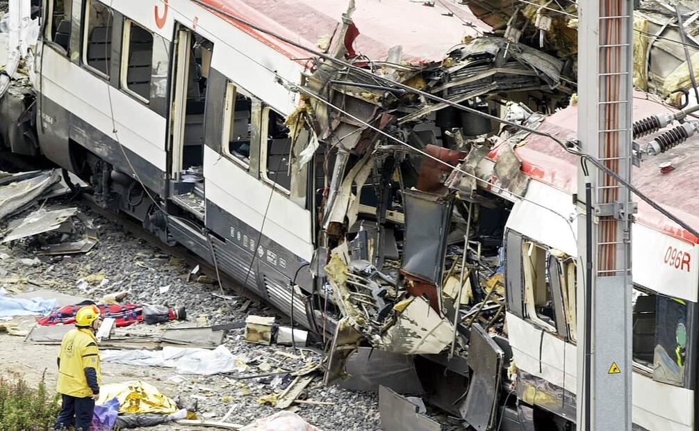 Tren destrozado tras un bombazo del 11M. Para los españoles, la canción “Jueves” se convirtió en estandarte para no olvidar a las víctimas, pero su letra puede adquirir diferentes significados para audiencias de otros países o generaciones. Foto: AP.