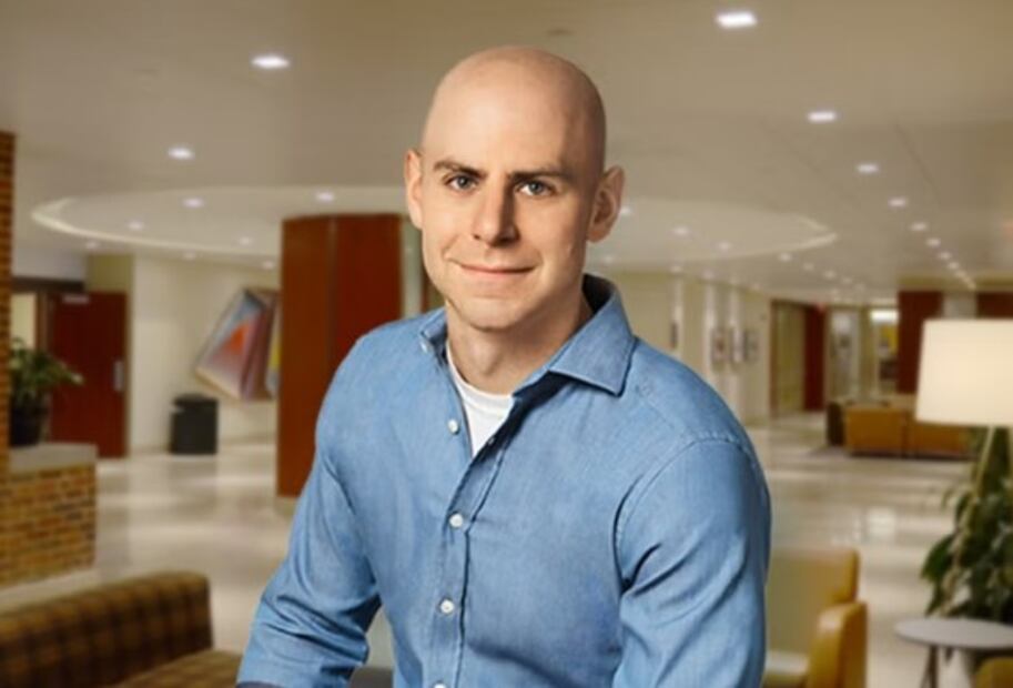 Adam Grant, una de las voces más influyentes en estudios sobre motivación y trabajo colaborativo. Crédito: knowledge.wharton