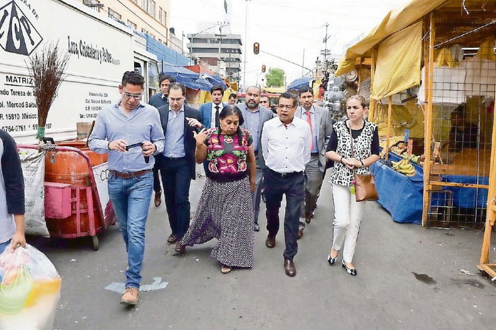 Funcionarios de la administración capitalina hicieron un recorrido por el mercado de La Merced y se comprometieron a atender demandas de locatarios. (CORTESÍA)