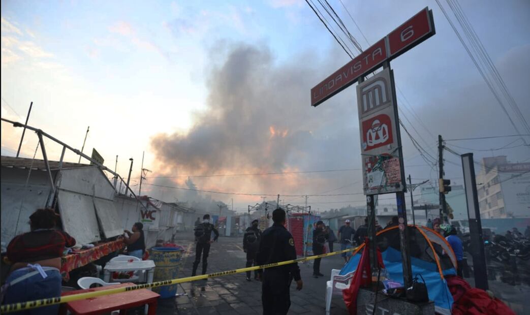 Fuerte incendio consume viviendas de cartón en el Campamento 1 de octubre, ubicado en las inmediaciones de la estación del Metro Lindavista, alcaldía Gustavo A. Madero, el 2 de mayo de 2025. Foto: Francisco Rodríguez/EL UNIVERSAL