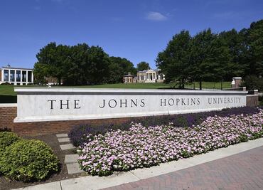 Universidad Johns Hopkins despedirá a dos mil trabajadores; asegura es por recortes presupuestarios de Trump