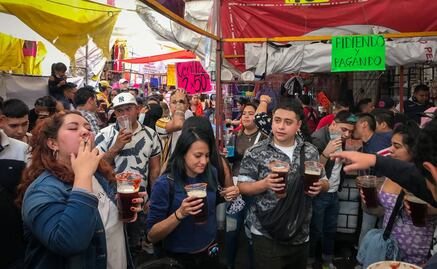 "De algo nos tenemos que morir", exclama asistente a una mega chelería en Tepito