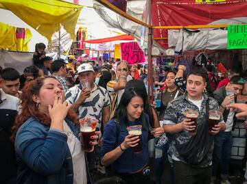 "De algo nos tenemos que morir", exclama asistente a una mega chelería en Tepito