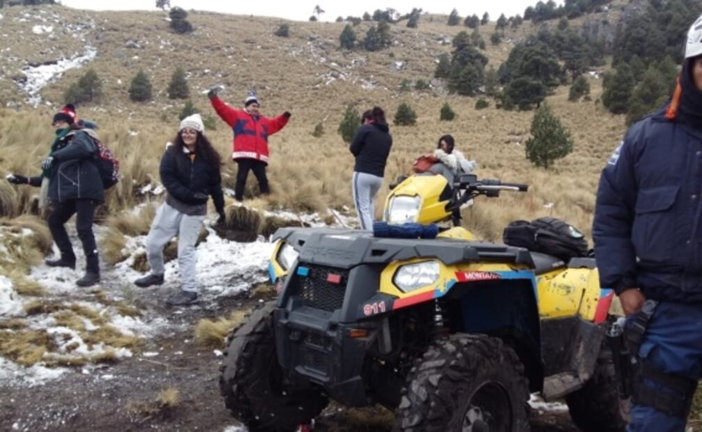 Por nieve, escalan al menos 3 mil turistas la montaña de La Malinche en Tlaxcala