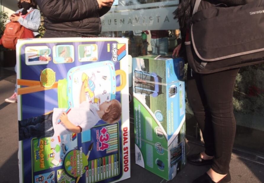 Ayudantes de Reyes Magos recorren plazas comerciales de la CDMX para encontrar las mejores ofertas 