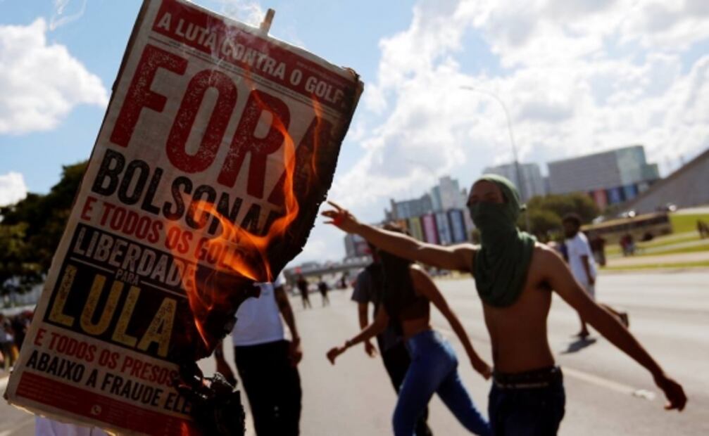 Estudiantes encabezan primera gran protesta contra Bolsonaro