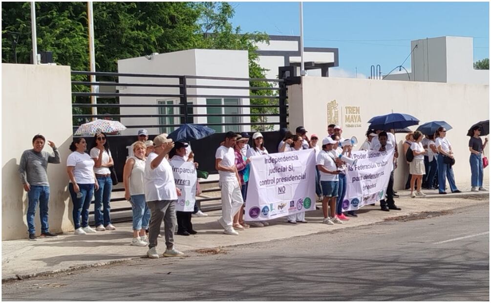 Trabajadores del PJ protestan en oficinas del Tren Maya. Foto: Especial