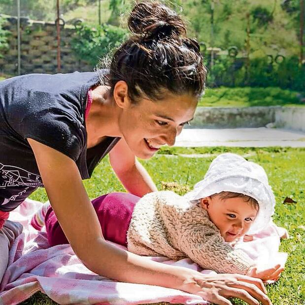 Natali González, quien ha colaborado con coreógrafos de nivel internacional, junto a su bebé. Foto: Natali González