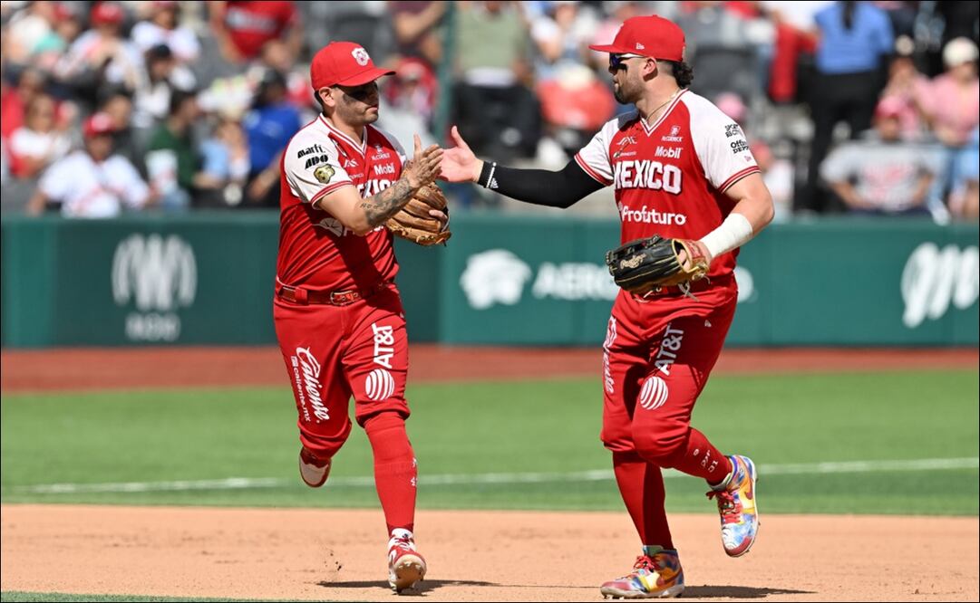 Juan Carlos Gamboa y Julián Ornelas chocan las manos tras culminar una entrada en el segundo juego de la Serie de Campeonato de la Zona Sur ante Piratas de Campeche. FOTO: @DiablosRojosMX