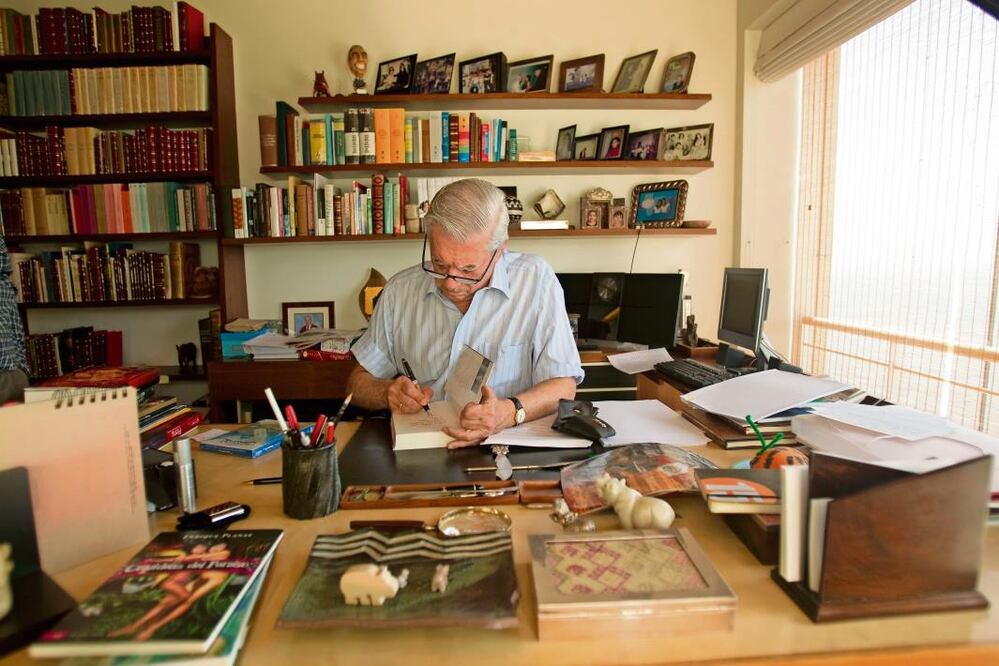 El escritor Mario Vargas Llosa en la oficina de su casa de Barranco, Lima./ NANCY CHAPPELL VOYSEST / El Comercio Perú