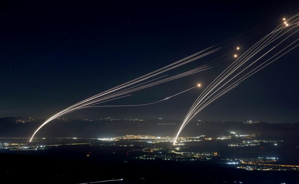 Proyectiles disparados desde el sistema de defensa aérea israelí Cúpula de Hierro para interceptar misiles disparados desde el sur del Líbano, sobre la alta Galilea, norte de Israel, a principios del 04 de agosto de 2024. El ejército israelí informó que alrededor Se lanzaron 50 misiles desde el sur del Líbano hacia territorios de Israel. El 3 de agosto, las FDI informaron que habían atacado objetivos de Hezbolá en el sur del Líbano. Foto: EFE