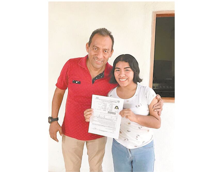 Alejandra Ramírez Peralta, oriunda de Juchitán, Oaxaca, es una de las 39 aspirantes que ingresaron a la carrera de Médico Cirujano en la UNAM. Foto/CORTESÍA