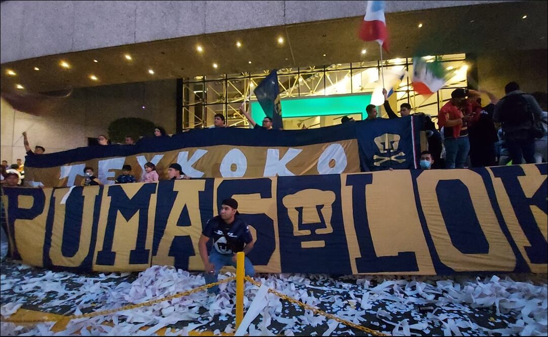 LA AFICIÓN ACUDIÓ AL HOTEL DE CONCENTRACIÓN DEL EQUIPO PARA LLEVARLES SERENATA - FOTO: LUIS RODRÍGUEZ / EL UNIVERSAL