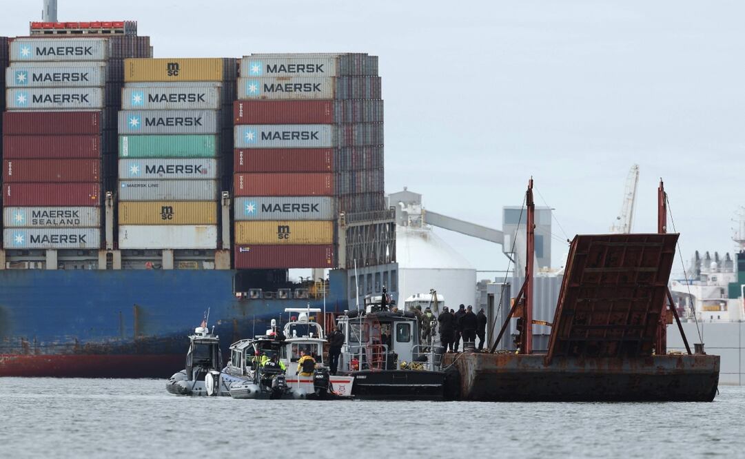 La policía y los socorristas trabajan en el lugar después de que el carguero Dali chocara y colapsara el puente Francis Scott Key en Baltimore, Maryland. Foto: AFP