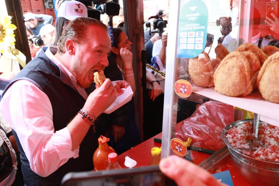 Santiago Taboada aseguró que seguirá recorriendo las calles de Iztapalapa, territorio de su contendiente Clara Brugada. (FOTO: especial)