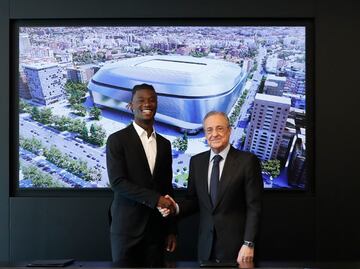 Periodista española discrimina a Camavinga al aire en su presentación con Real Madrid