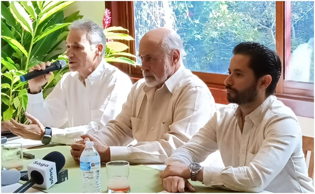 Fernando Barbachano Herrero y sus abogados hablando del caso del hotel Mayaland en Yucatán (4/12/2024). Foto: Especial