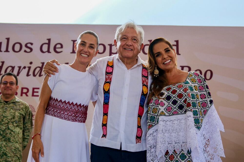 El Presidente Andrés Manuel López Obrador, acompañado de Claudia Sheinbaum y la gobernadora de Quintana Roo, Mara Lezama, cumplió su compromiso con la entrega de los primeros mil 774 títulos de propiedad. (Foto: especial)