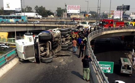 Vuelca revolvedora sobre puente en Ermita Iztapalapa