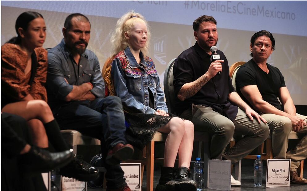 El director Édgar Nito con parte del elenco de la película  “Un cuento de pescadores”. Fotos: Berenice Fregoso / EL UNIVERSAL