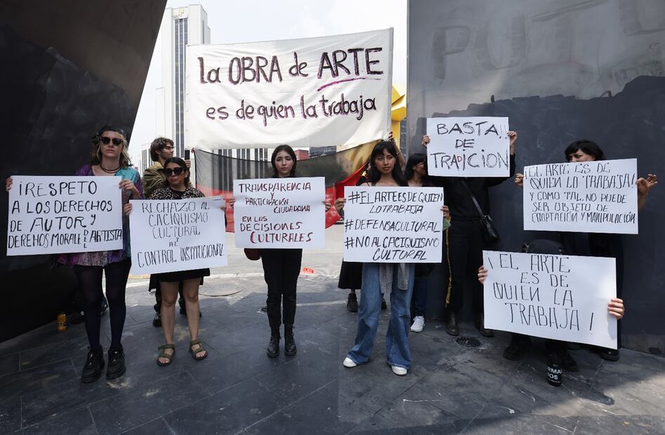 Protesta en favor del artista Taka Fernández, quien denunció al archivo general agrario (AGA) y a la SEDATU para exigir el pago de un mural.
Foto: EL UNIVERSAL / Fernanda Rojas