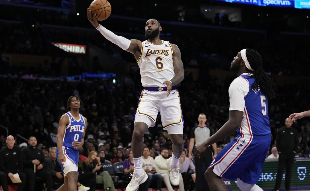 El Rey liderando a los Lakers / Foto: AP