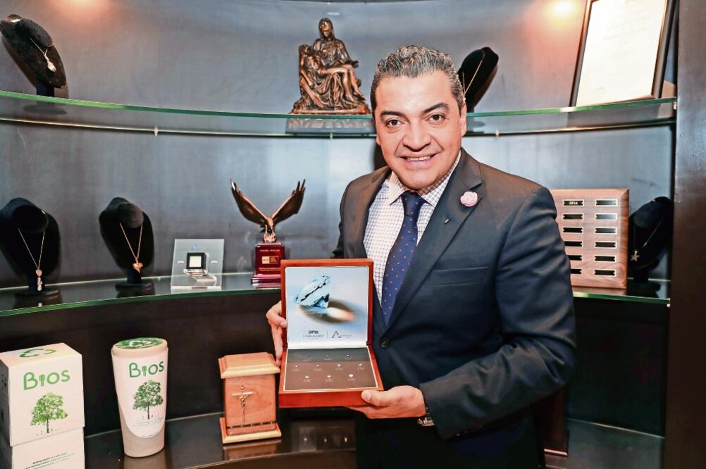 Manuel Ramírez Díaz, director del Sector Funerario J. García López, asegura que en el país se está imponiendo como moda el convertir en piedra preciosa a sus familiares (VALENTE ROSAS. EL UNIVERSAL)