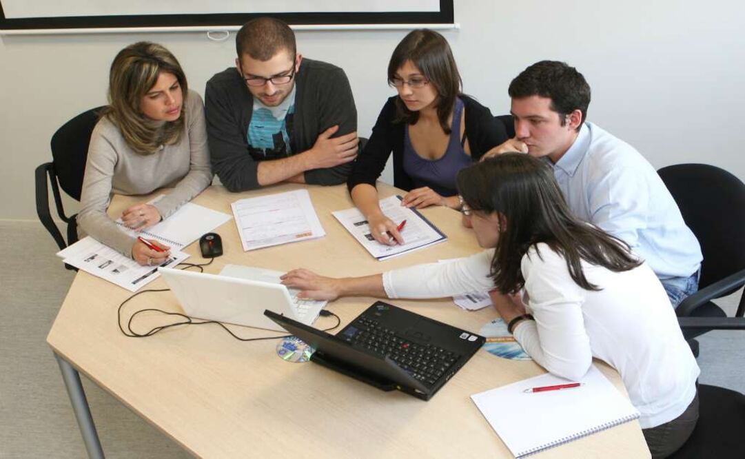 Opina que las instituciones deben fortalecer a los profesionales en la práctica docente y favorezcan desde un principio la investigación, el conocimiento tecnológico y pedagógico