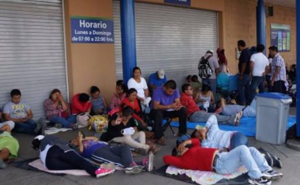 Marchan miles de maestros y padres de familia en Chilpancingo