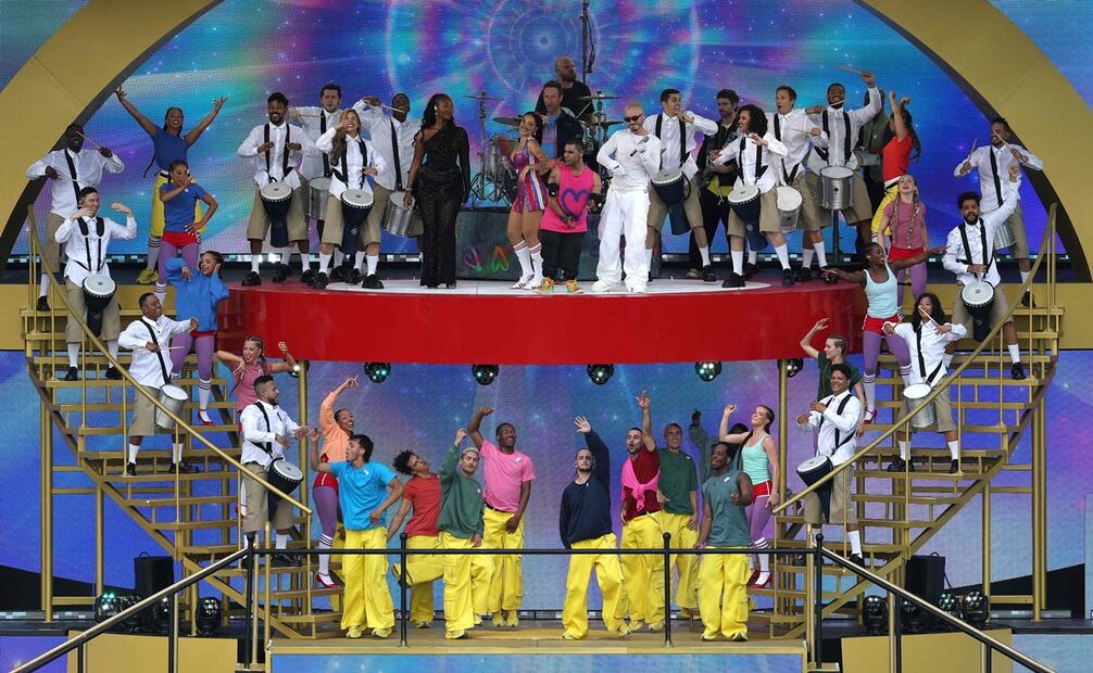 Tems, Doja Cat, Emmanuel Kelly, Chris Martin de Coldplay y J Balvin cerraron el espectáculo. Foto: AFP.