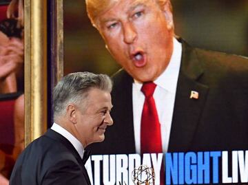 "Señor presidente, aquí está su Emmy", dice Alec Baldwin a Trump