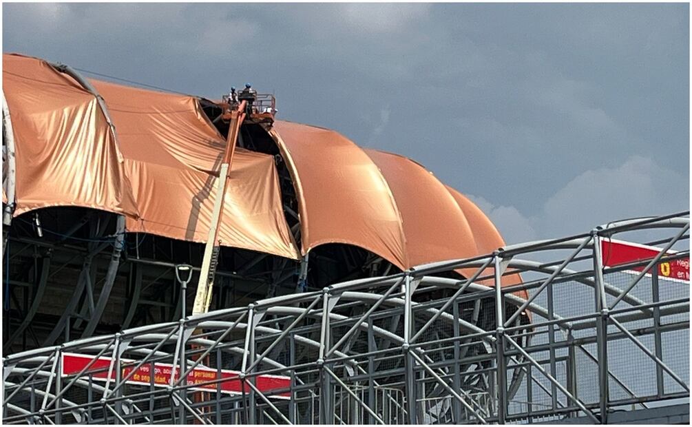 Se intensifican trabajos para cubrir la totalidad del domo en el Estadio GNP Seguros. Foto: Especial